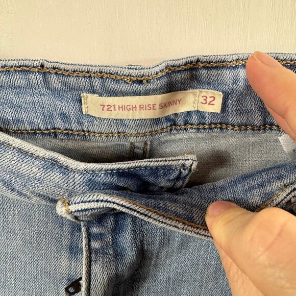 Levi's 721 High Rise Skinny Jeans. Light wash distressed with holes - Picture 5 of 7